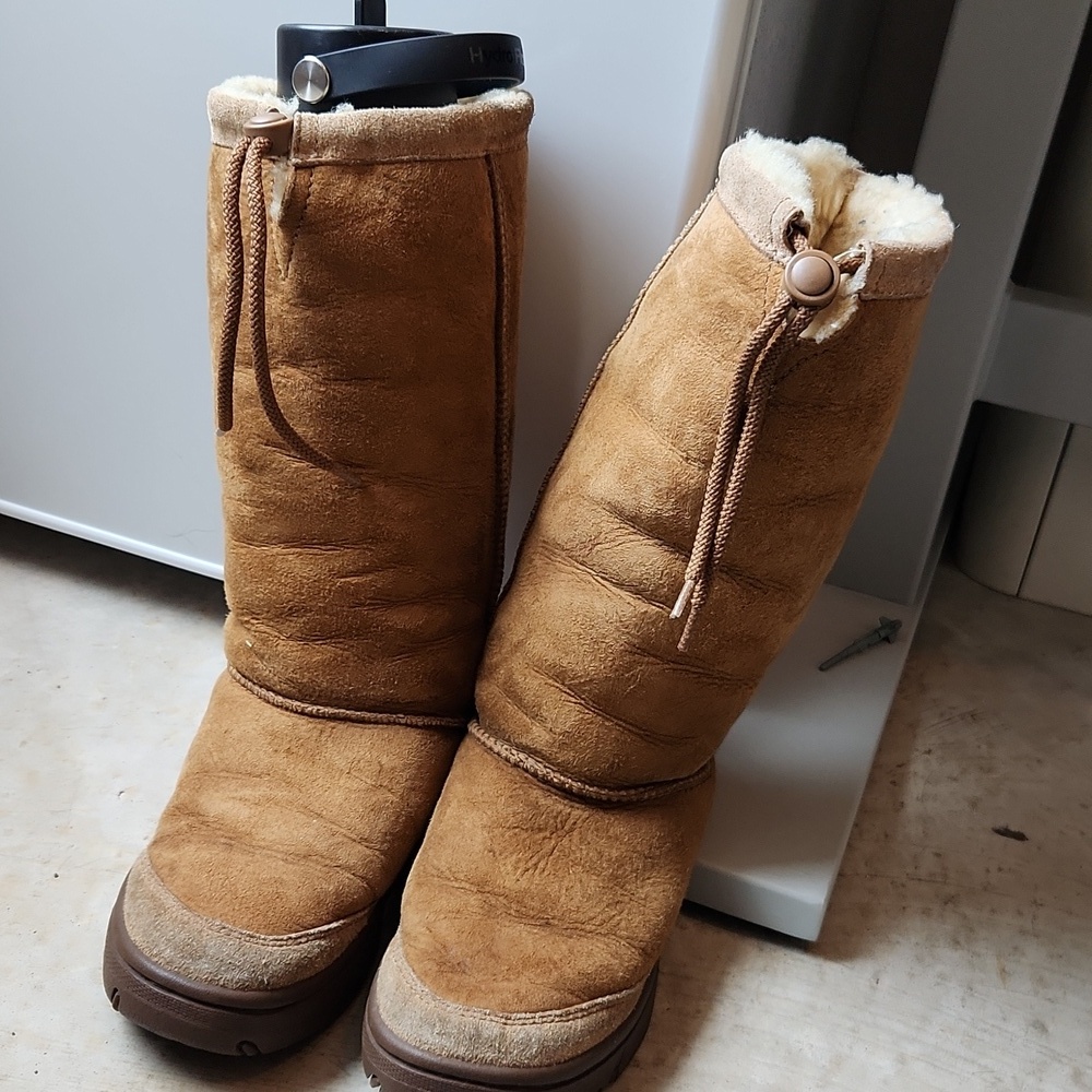 UGG Leather & Sheepskin Lined Boot
